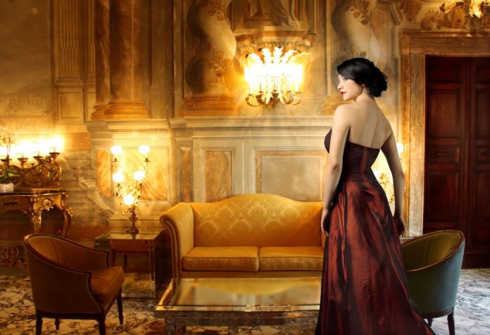 L'artisan costumier met à l'honneur des robes de luxe à la française.