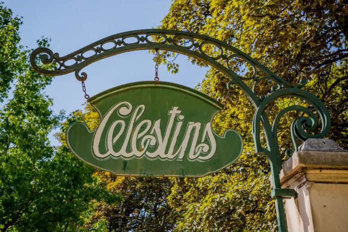 Vichy célestins dévoile ses nouvelles bouteilles en matière 100 % recyclées et embouteillées sur un seul et même site en Auvergne-Rhône-Alpes.