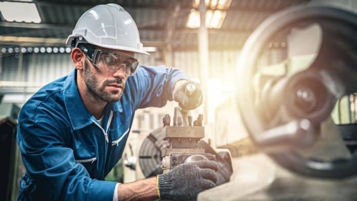 Mutares a conclu avec succès l’acquisition de Vallourec Bearing Tubes • Un fabricant de tubes sans soudure de haute précision • Un chiffre d’affaires de 50 millions d’euros • Des synergies significatives avec le groupe PrimoTECS • La nouvelle plateforme d'investissement opérera sous le nom de VALTI Mutares SE & Co. KGaA (ISIN: DE000A2NB650) a conclu avec succès l'acquisition de Vallourec Bearing Tubes (« VBT ») auprès de Vallourec. L'entreprise renforce ainsi le segment Ingénierie et Technologie en tant que nouvelle plateforme d'investissements, et opérera à l'avenir sous le nouveau nom de VALTI. Basée à Montbard, en Bourgogne-Franche-Comté, la société emploie plus de 200 salariés et réalise un chiffre d'affaires d'environ 50 millions d'euros. Vallourec Bearing Tubes est un fabricant européen de tubes de précision en acier sanssoudure, produits selon les normes les plus exigeantes. Deuxième acteur sur le marché européen des tubes pour l’industrie de roulement, l'entreprise fournit ses produits à divers acteurs industriels duroulement,dela mécanique,dupétrole et dugaz. À cetitre, VBT propose une large gamme de produits avec des dimensions personnalisées en fonction des besoins clients. A propos de Mutares SE & Co. KGaA    Mutares SE & Co. KGaA, (www.mutares.com), est une société d’investissement cotée en bourse, avec des bureaux à Munich (siège), Francfort, Amsterdam, Londres, Madrid, Milan, Stockholm et Vienne. Mutares acquiert des entreprises de taille moyenne ou des filiales de grands groupes ayant leur siège en Europe et présentant un réel potentiel d’amélioration opérationnelle, et qui sont par la suite revendues à l’issue des processus de repositionnement et de relance. Mutares soutient et développe activement les entreprises de son portefeuille grâce à ses équipes d’investissement et de conseil, et par des opérations de croissance externe, avec pour objectif la croissance durable de celles-ci. En 2021, Mutares SE & Co. KGaA compte plus de 14 000 collaborateurs dans le monde, et a généré un chiffre d’affaires consolidé d’environ 2,5 milliard d’euros, et qui devrait atteindre environ 5 milliards d’euros d’ici 2023.